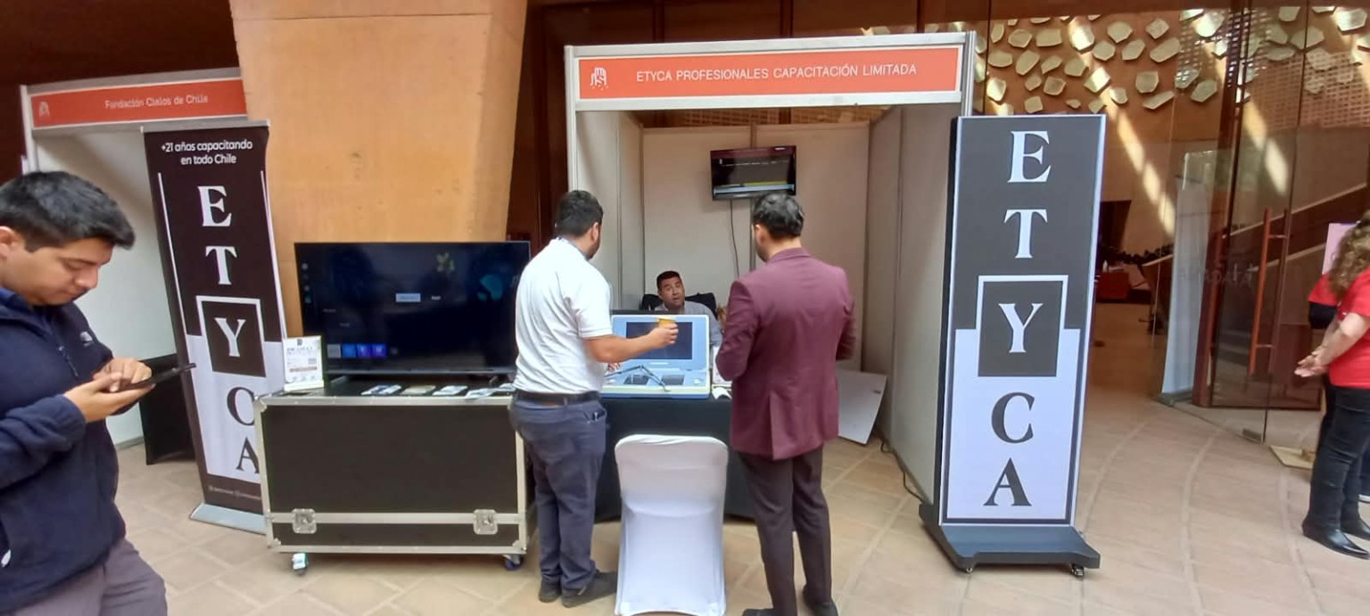 Encuentro de la comunidad con herramientas de formación y tecnología en el Museo Regional de Atacama.