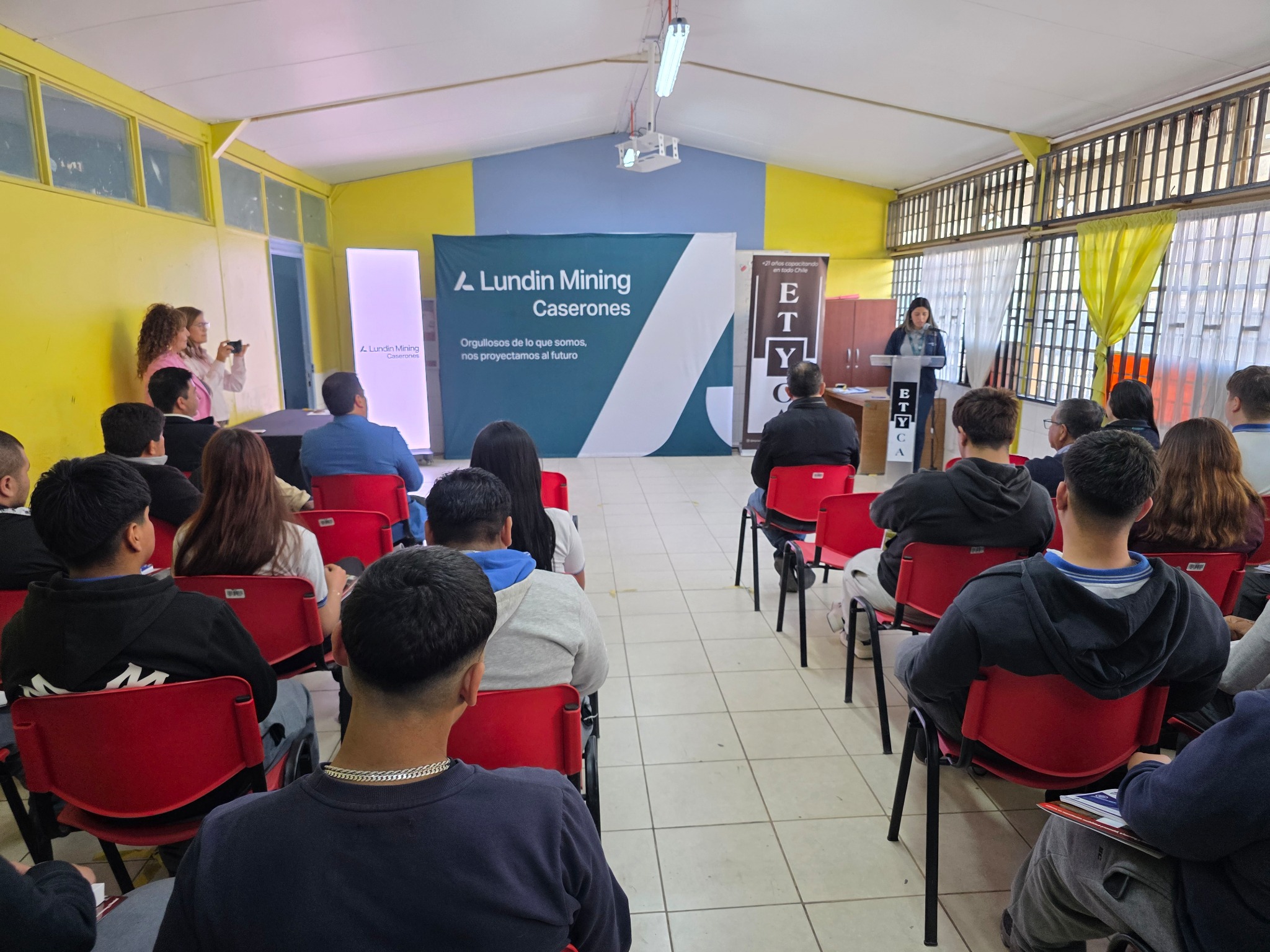 Jornada de presentación de Academia Caserones ante estudiantes de Los Loros.