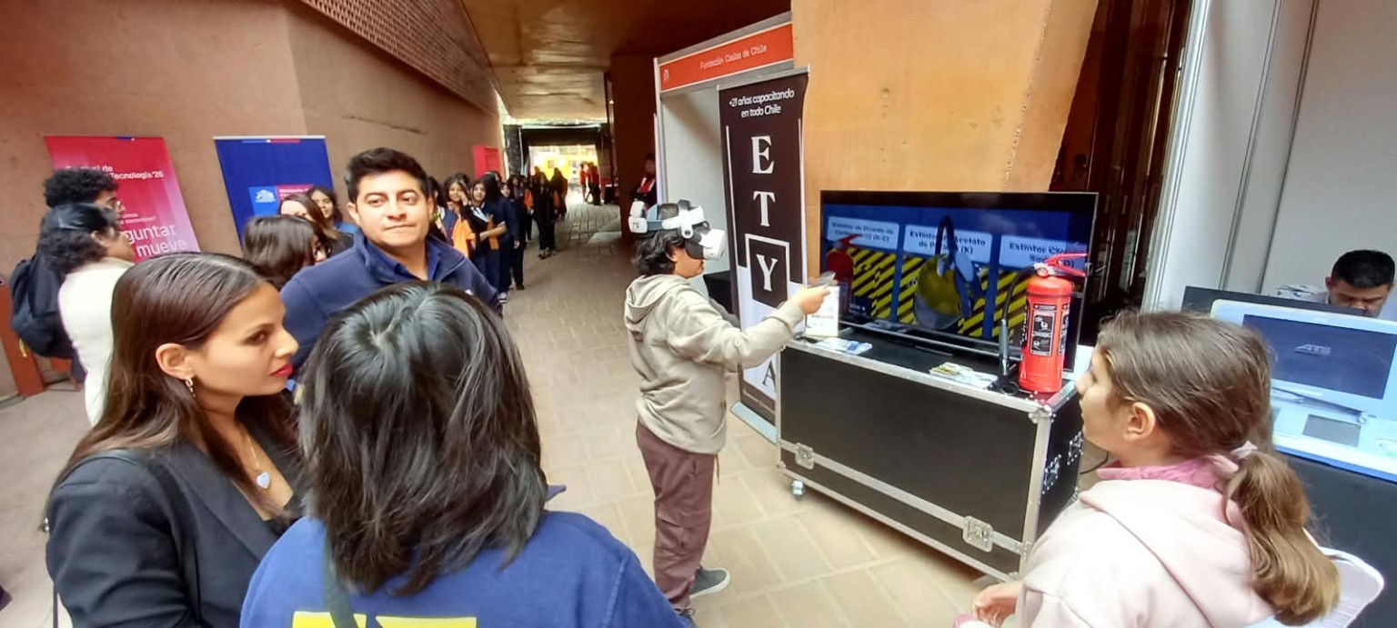 La curiosidad reúne a visitantes en torno a la tecnología aplicada al aprendizaje.