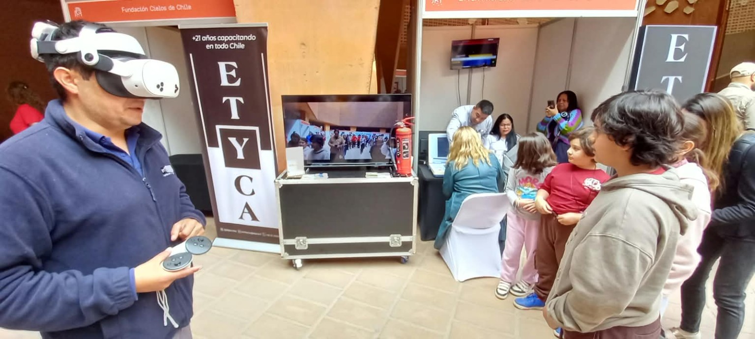 La realidad virtual acerca experiencias prácticas a visitantes de distintas edades.