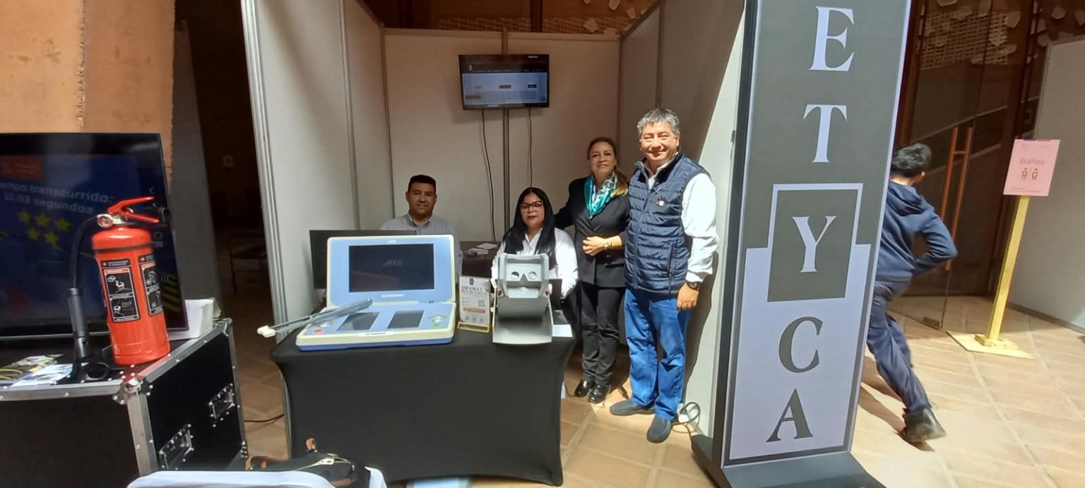 Equipo participante junto a los recursos presentados durante la jornada.