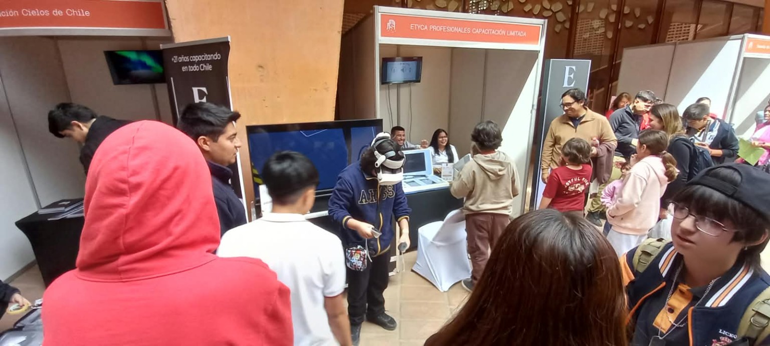 Estudiantes y comunidad comparten experiencias de aprendizaje interactivo.
