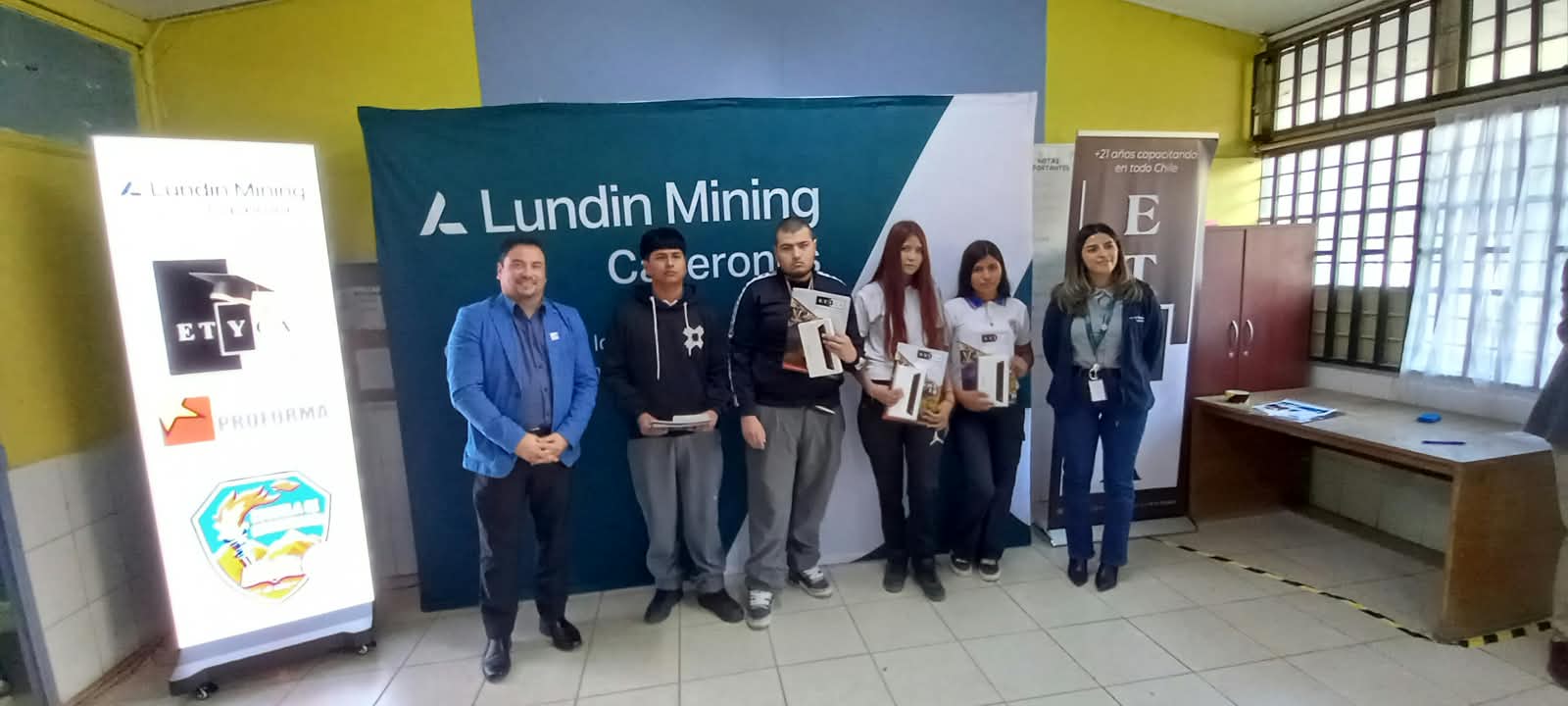 Entrega de materiales de apoyo a estudiantes participantes.