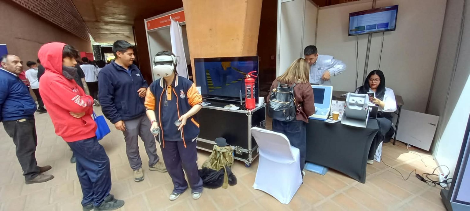 Visitantes prueban herramientas de simulación en el Festival de las Ciencias 2026.