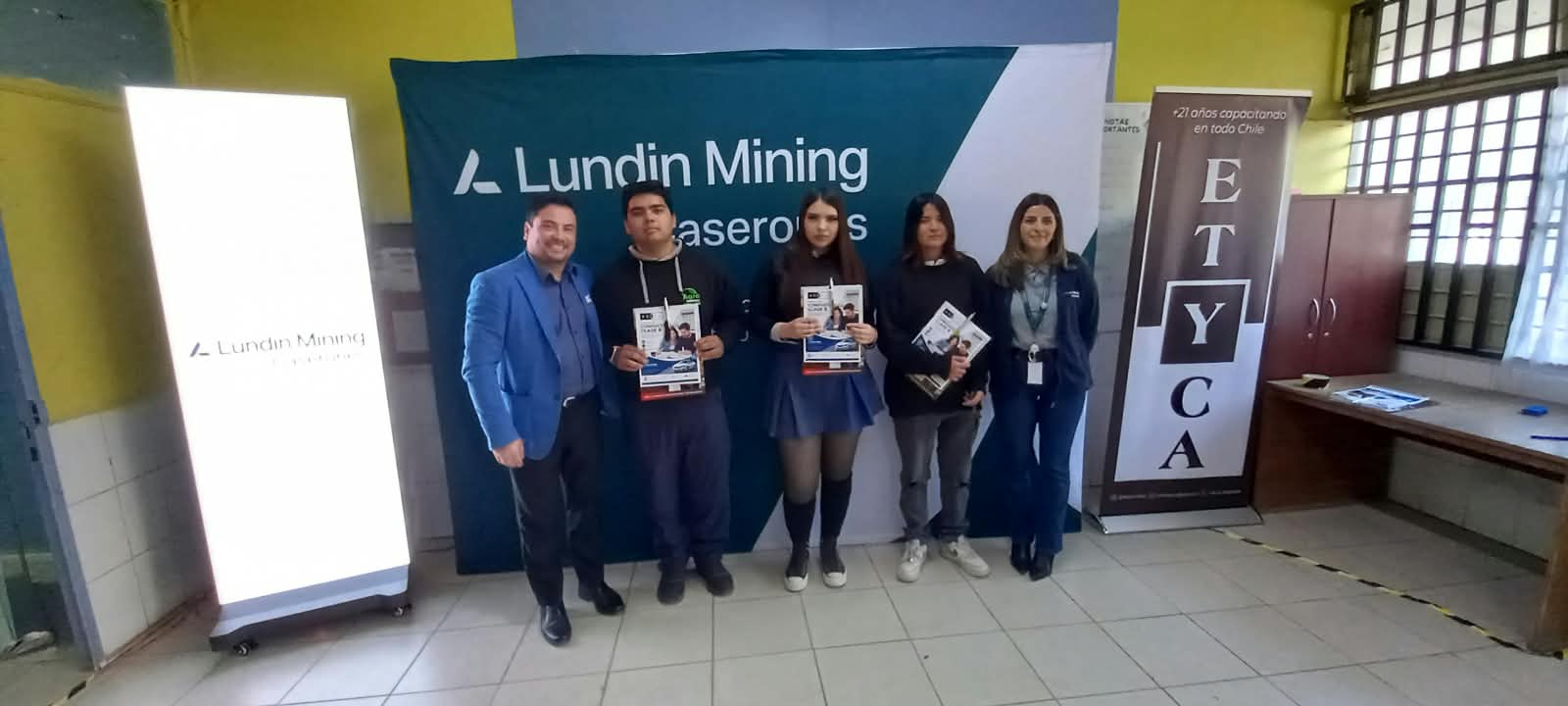Participantes y representantes institucionales junto a los materiales académicos.