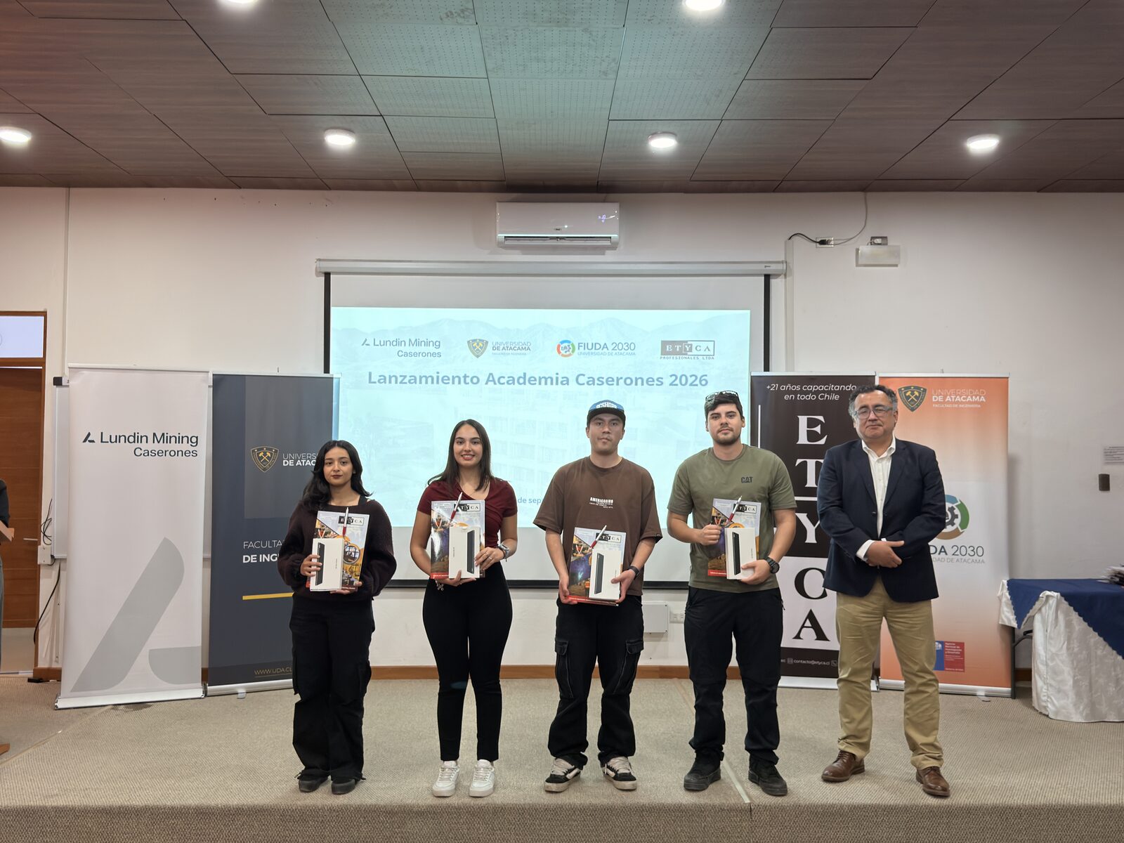 Estudiantes participantes recibieron recursos de apoyo para iniciar su proceso de aprendizaje.