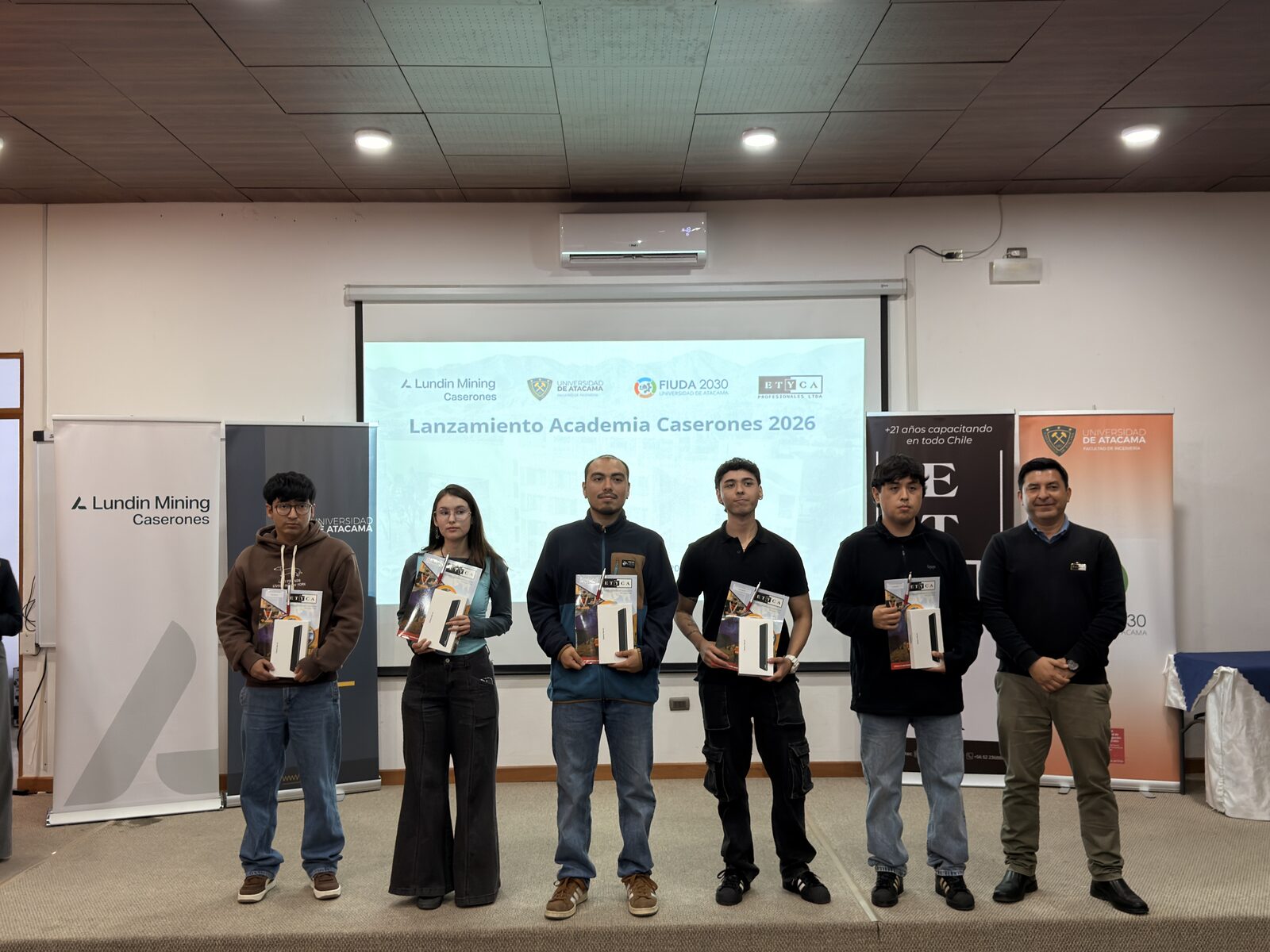 La entrega de materiales marcó el comienzo de una experiencia orientada a fortalecer competencias digitales.