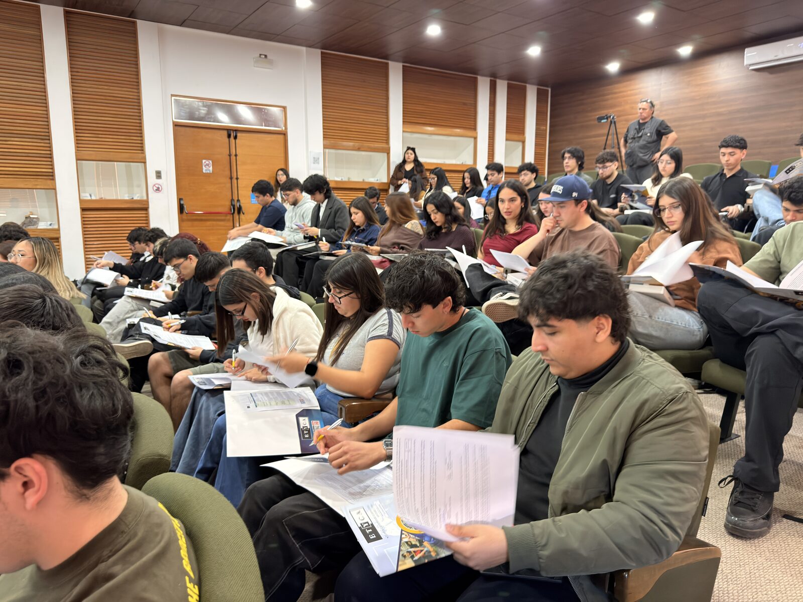 Los cursos convocan a estudiantes interesados en ampliar sus herramientas profesionales.