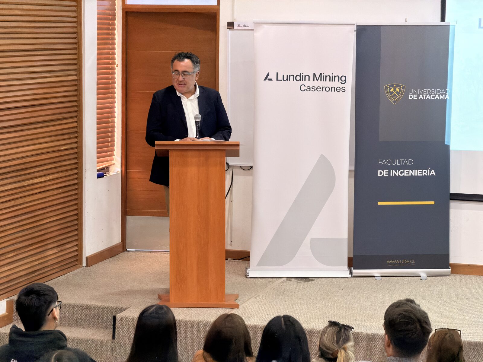 El decano Alejandro Díaz Ramos destacó el valor de generar oportunidades que complementen la formación profesional.