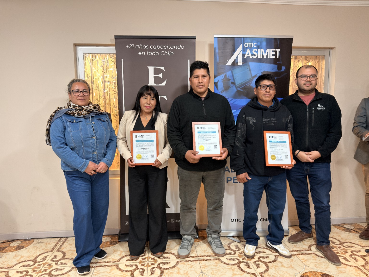 Personas participantes reciben sus diplomas durante el cierre del curso de aire acondicionado en Paipote — fotografía 3 de 21