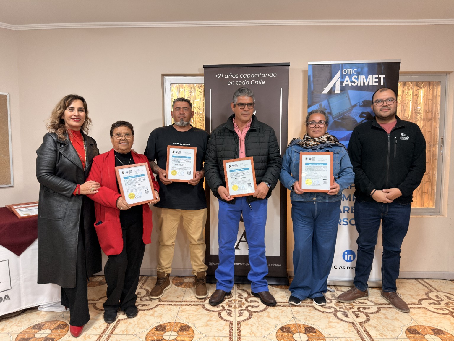 Grupo de participantes y equipo organizador durante la entrega de diplomas — fotografía 4 de 21