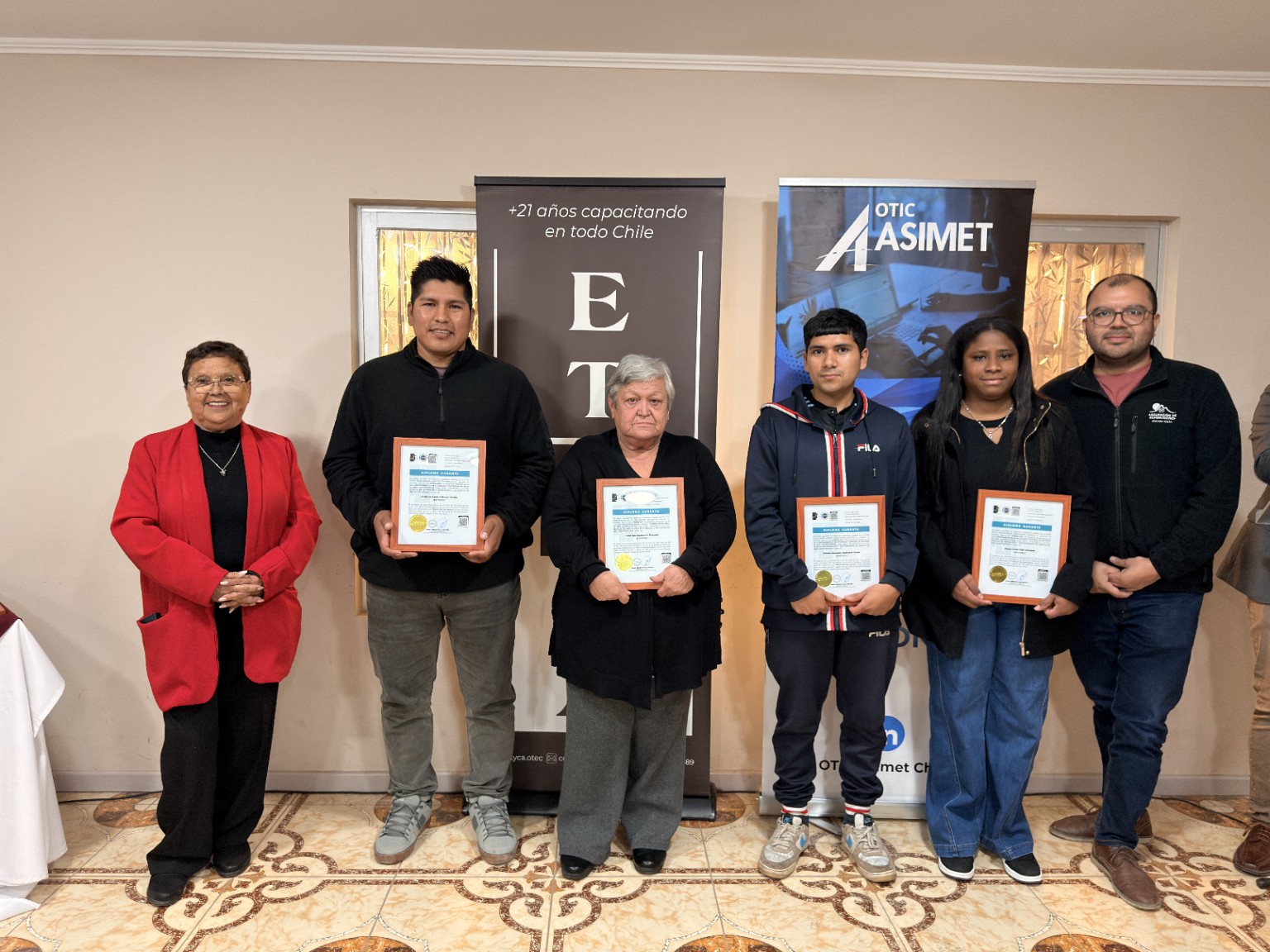 Participantes certificados junto al equipo organizador del programa — fotografía 5 de 21