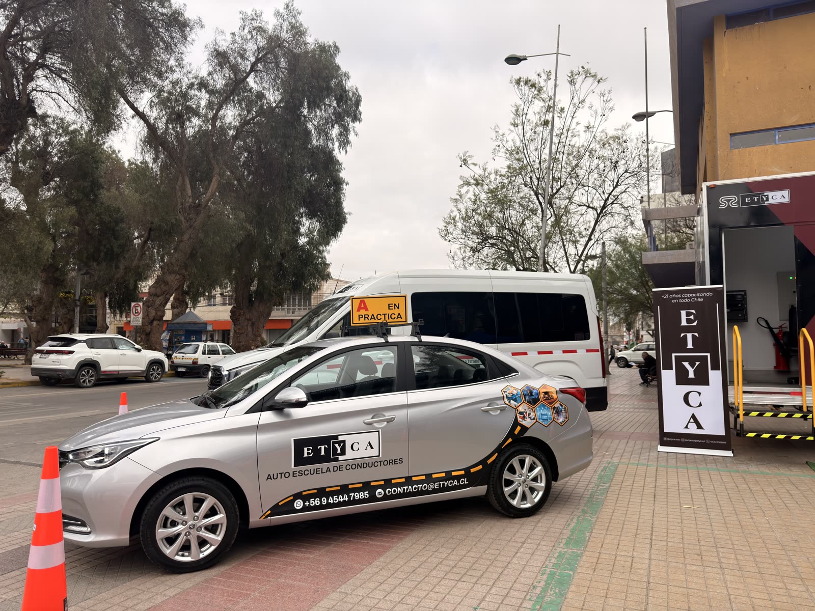 El vehículo de la Escuela de Conductores Clase B formó parte de la muestra de formación práctica de ETYCA.