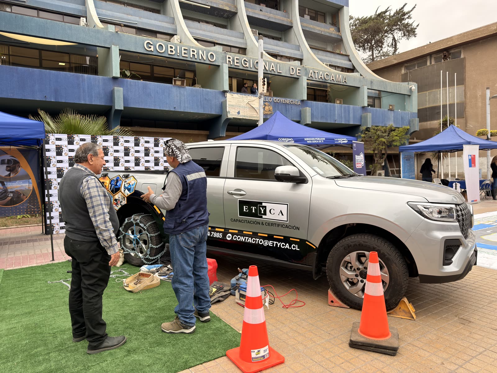 La exhibición tecnológica permitió explicar de manera cercana el aporte de la capacitación a la seguridad vial.