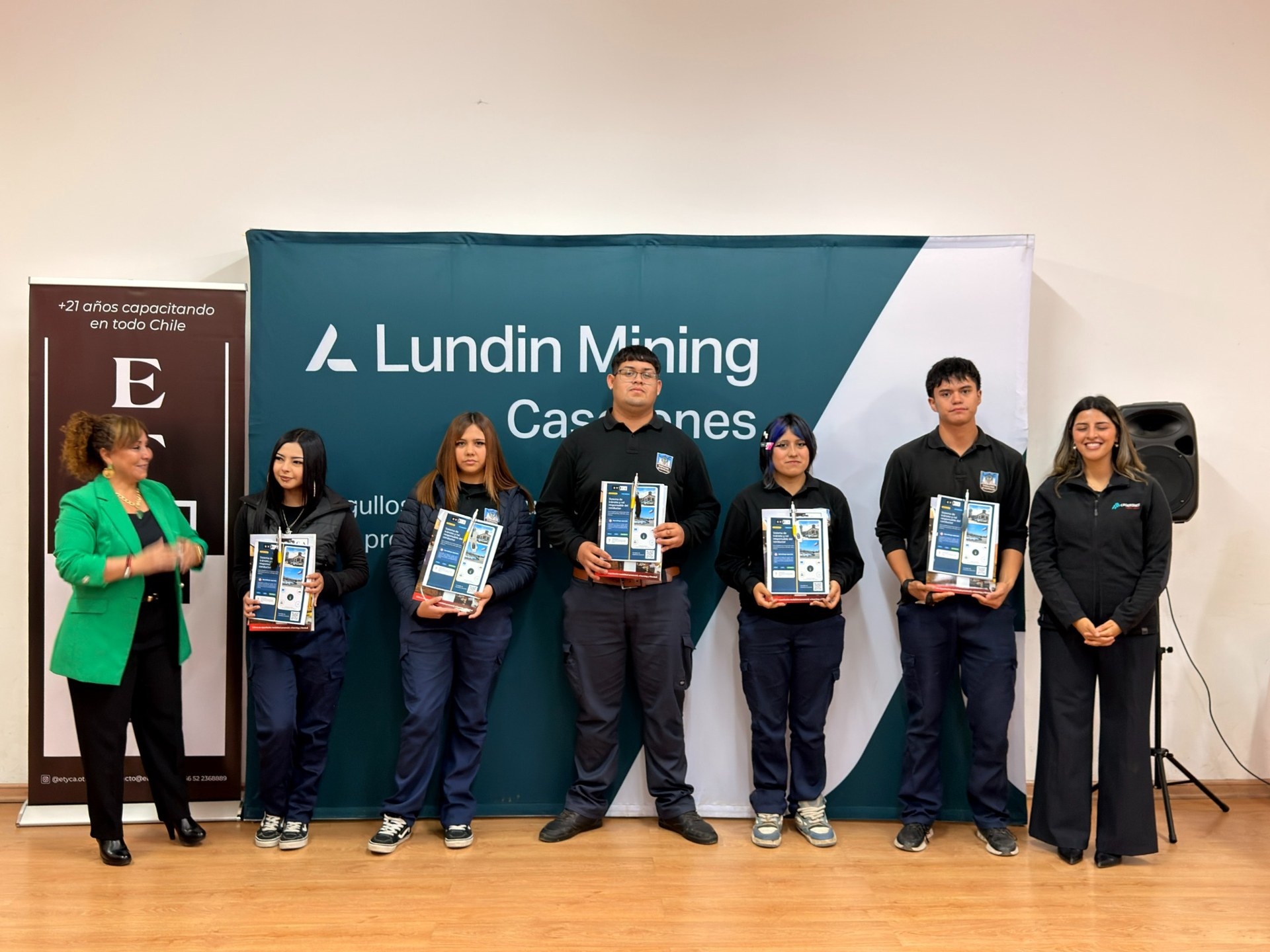 Participantes junto a representantes de las instituciones vinculadas al programa.