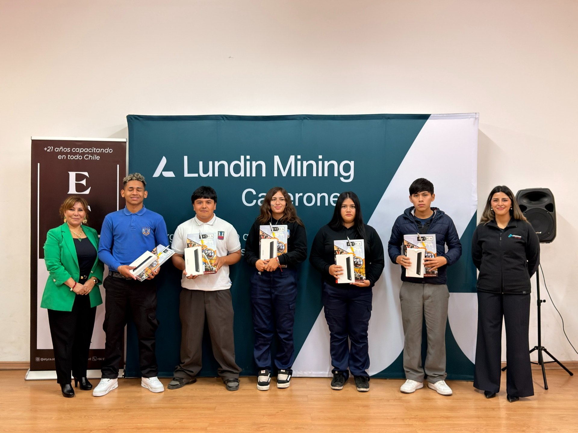 Estudiantes y equipos participantes en la entrega de materiales académicos.