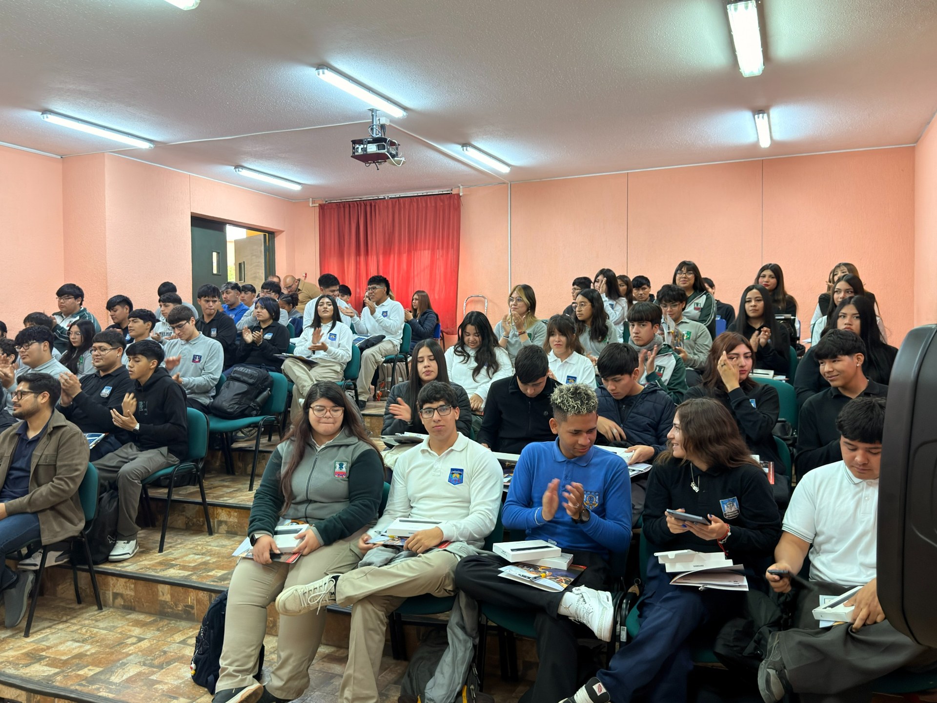 Estudiantes del Liceo Tecnológico de Copiapó participan en la jornada de Academia Caserones.