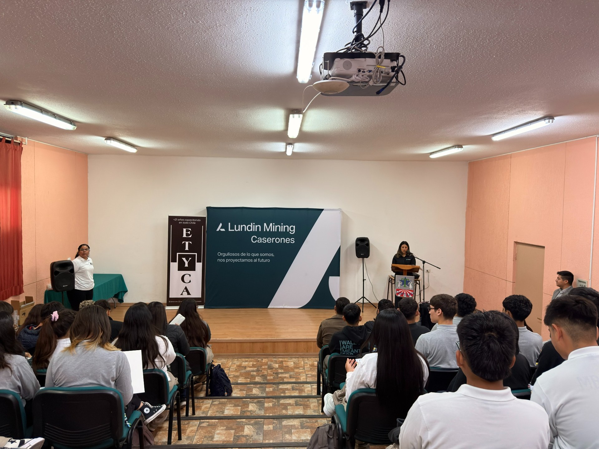 Vista general del encuentro con la comunidad educativa.