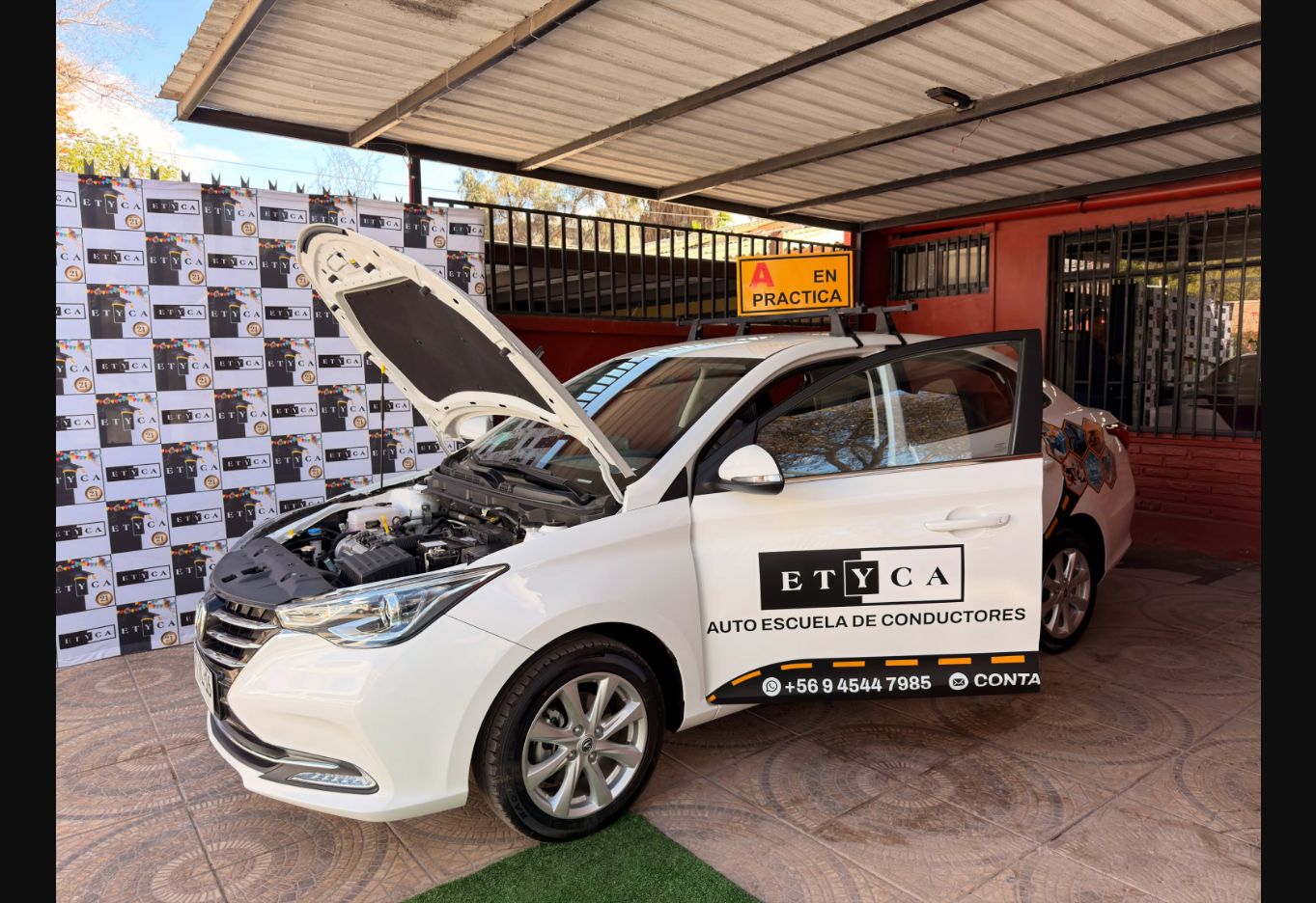 Automóvil institucional de la Escuela de Conductores ETYCA