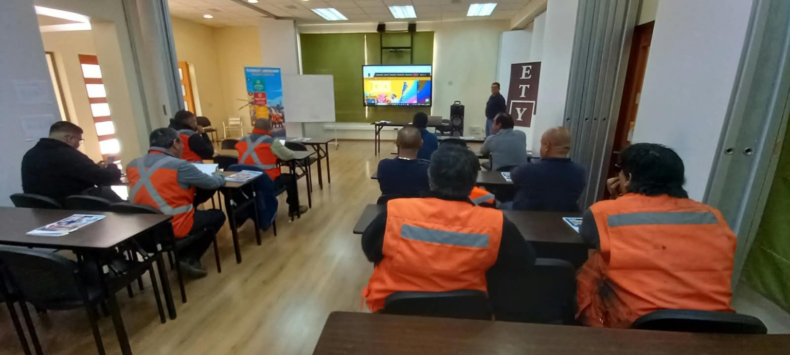 Trabajo en aula para reforzar conocimientos sobre maniobras de izaje.