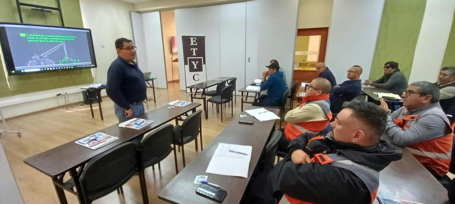 Formación técnica sobre levante y movimiento de cargas.