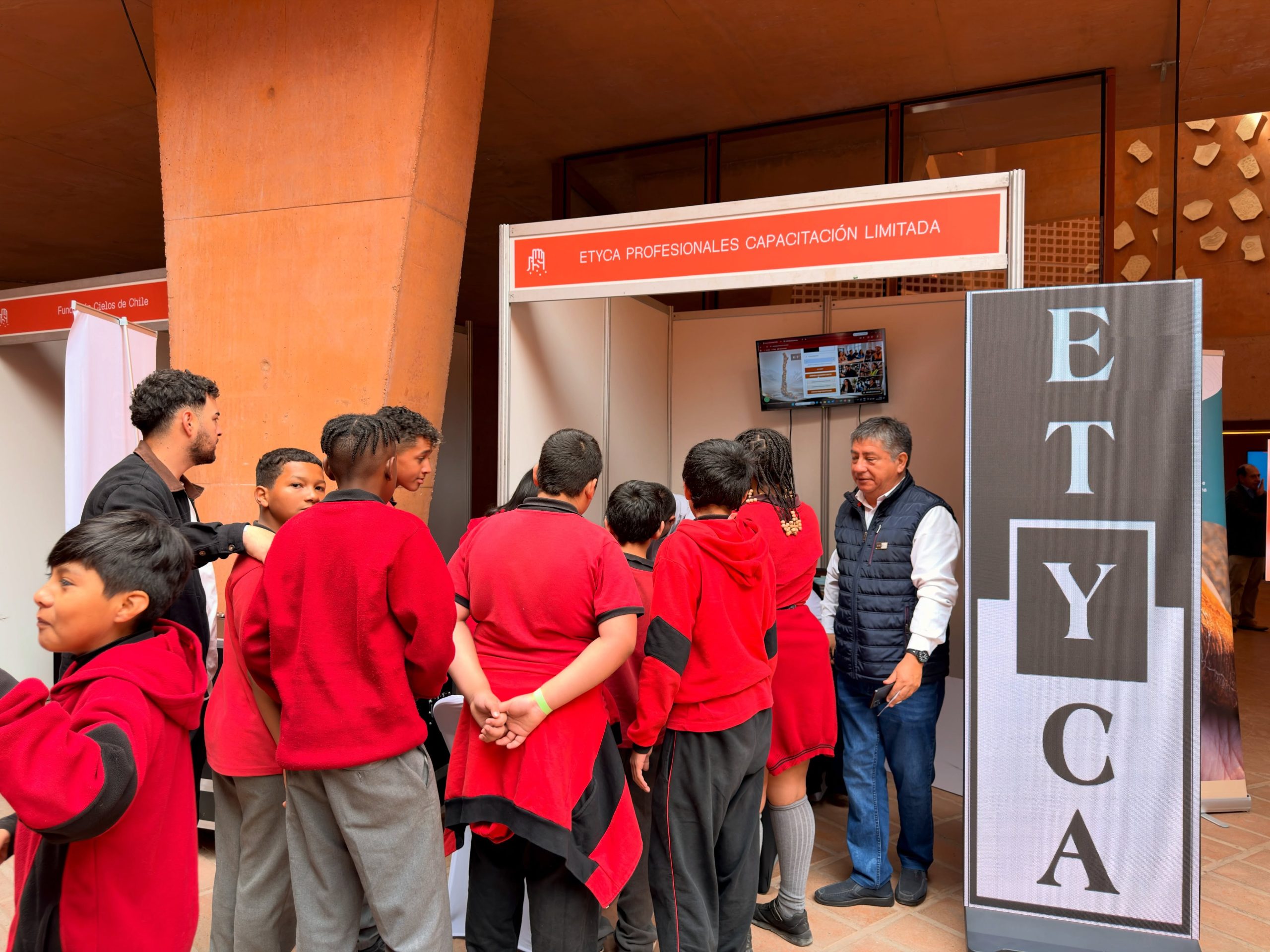 Estudiantes se acercan a las herramientas educativas presentadas por ETYCA.