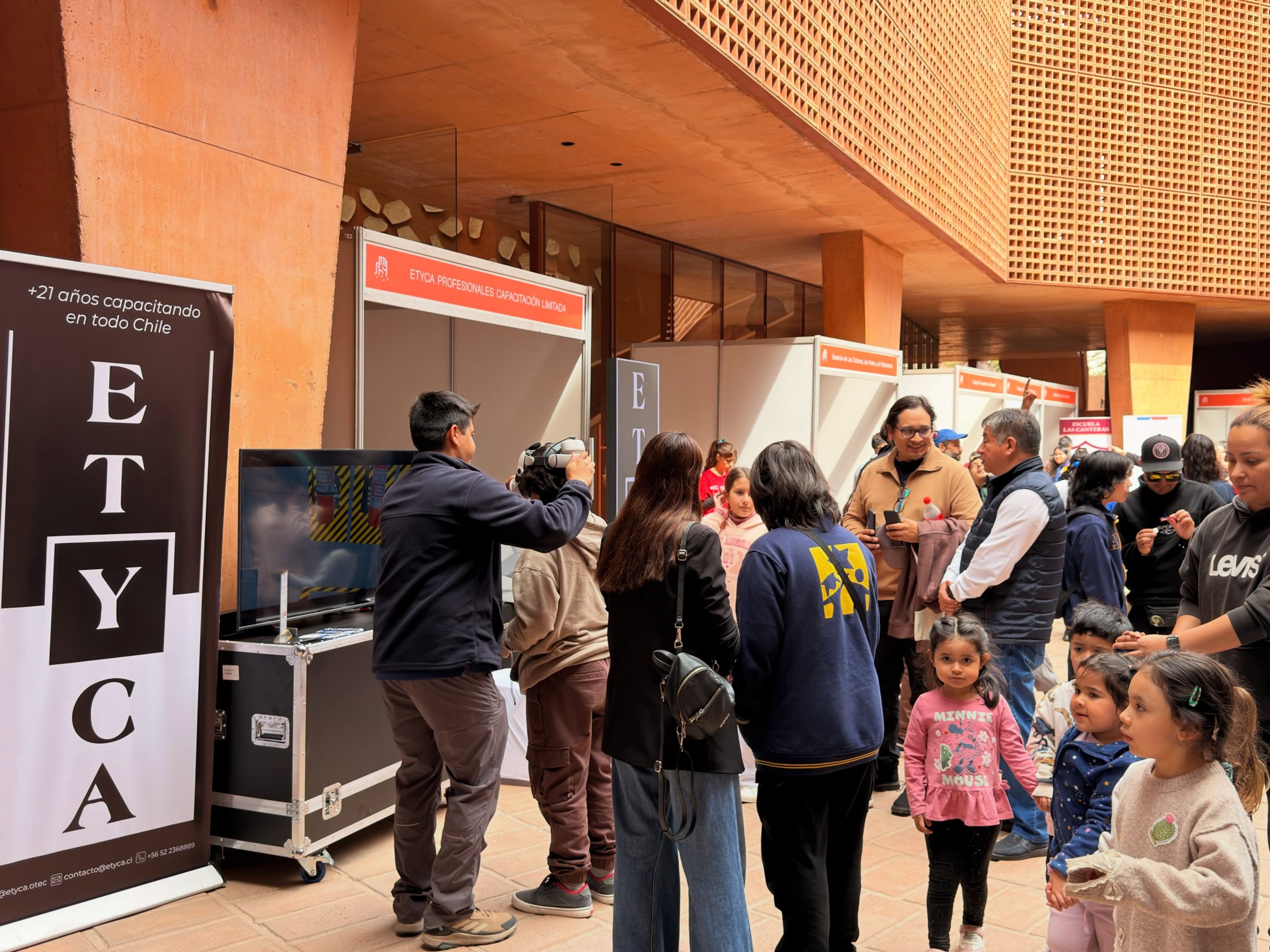 Visitantes de distintas edades comparten experiencias de aprendizaje y tecnología.