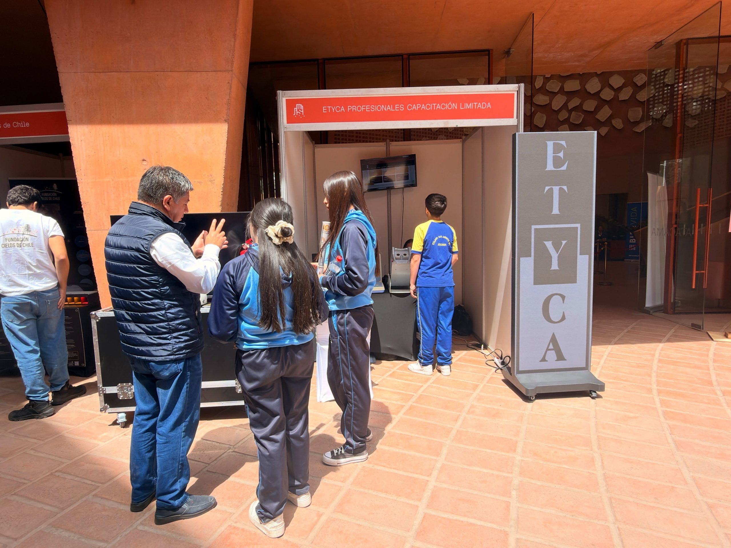 Interacción con la comunidad en el espacio de ETYCA durante el festival.