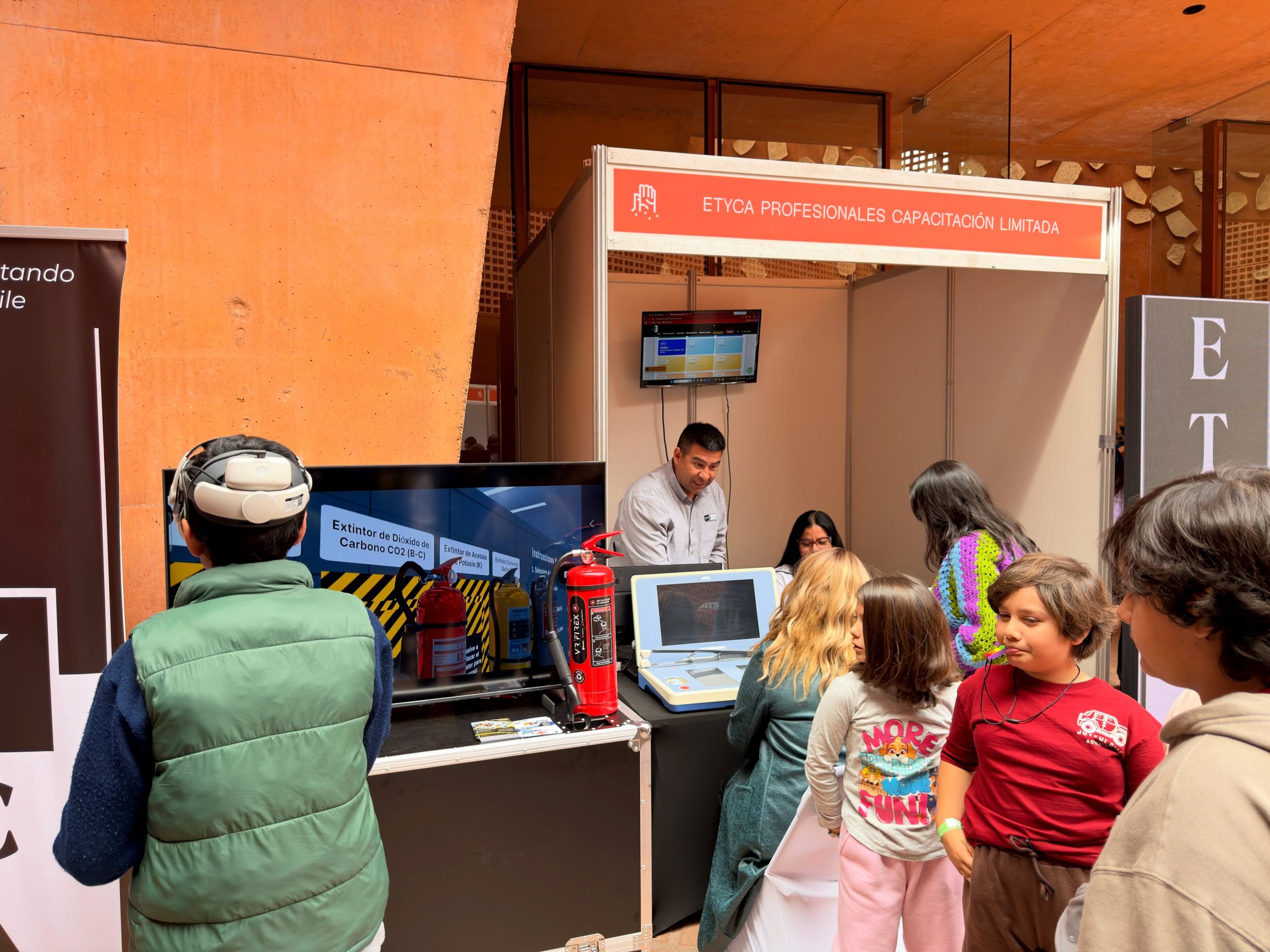 La comunidad explora equipos de simulación y recursos de formación.