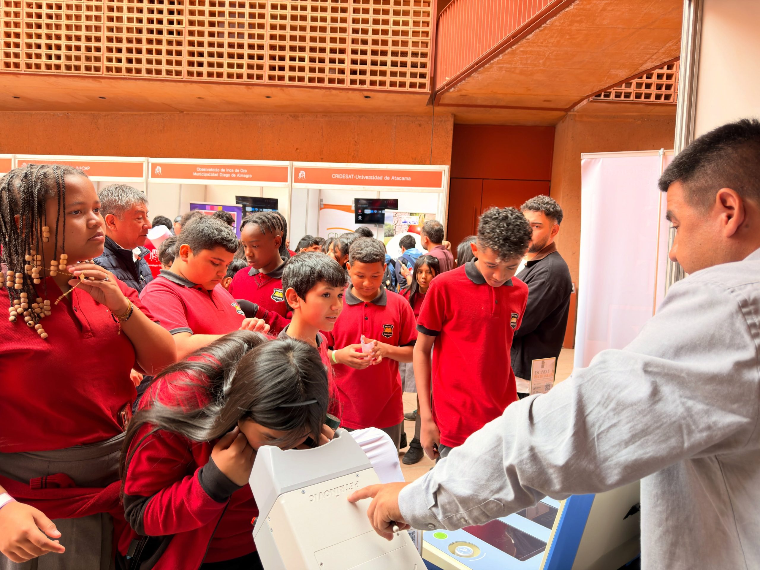 Estudiantes conocen de manera práctica los equipos de evaluación y formación.