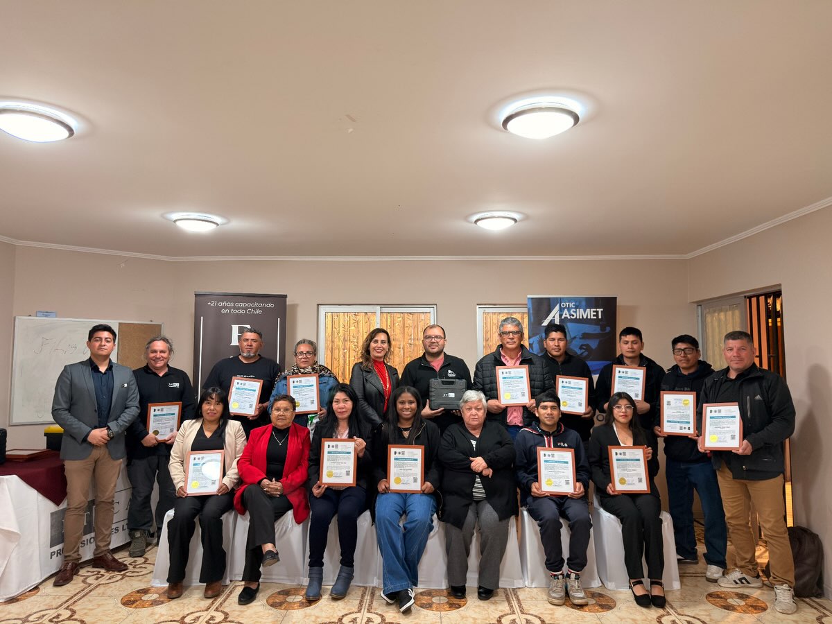 Ceremonia de diplomas, participantes y entrega de herramientas del programa de aire acondicionado en Paipote — Instagram 1 — fotografía 6 de 21