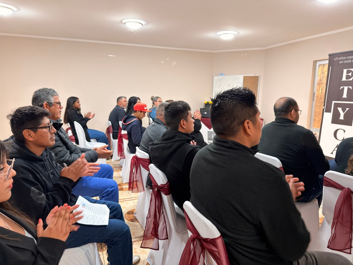 Ceremonia de diplomas, participantes y entrega de herramientas del programa de aire acondicionado en Paipote — Instagram 8 — fotografía 10 de 21