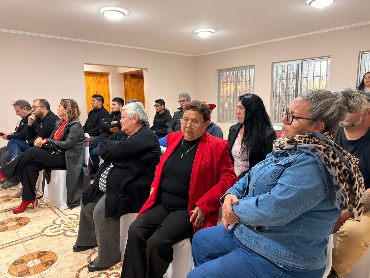 Ceremonia de diplomas, participantes y entrega de herramientas del programa de aire acondicionado en Paipote — Instagram 9 — fotografía 11 de 21