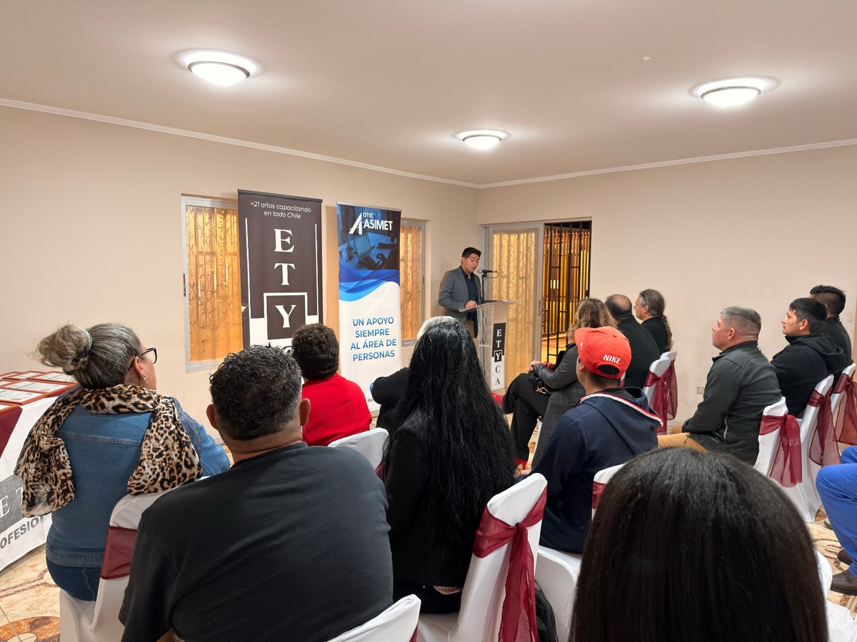 Ceremonia de diplomas, participantes y entrega de herramientas del programa de aire acondicionado en Paipote — Instagram 17 — fotografía 19 de 21