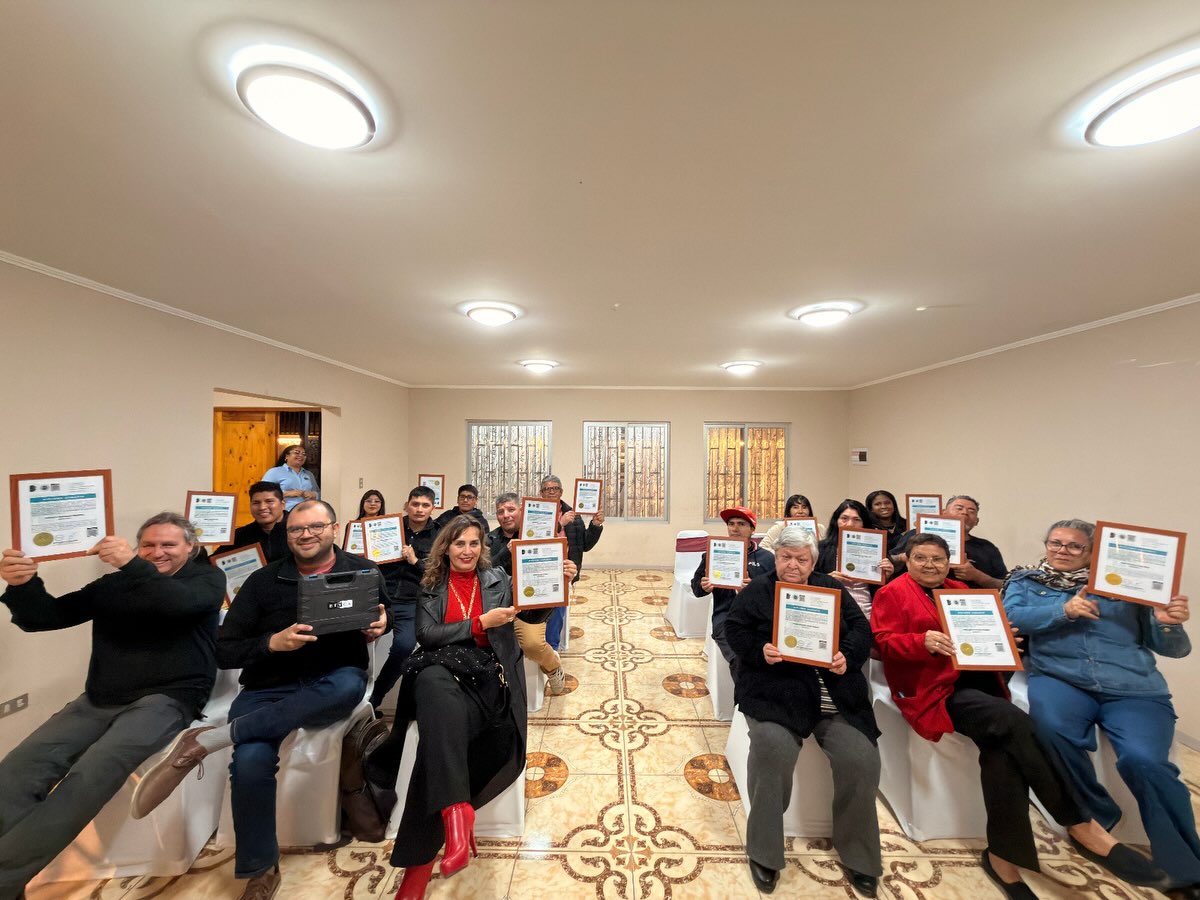 Ceremonia de diplomas, participantes y entrega de herramientas del programa de aire acondicionado en Paipote — Instagram 19 — fotografía 21 de 21