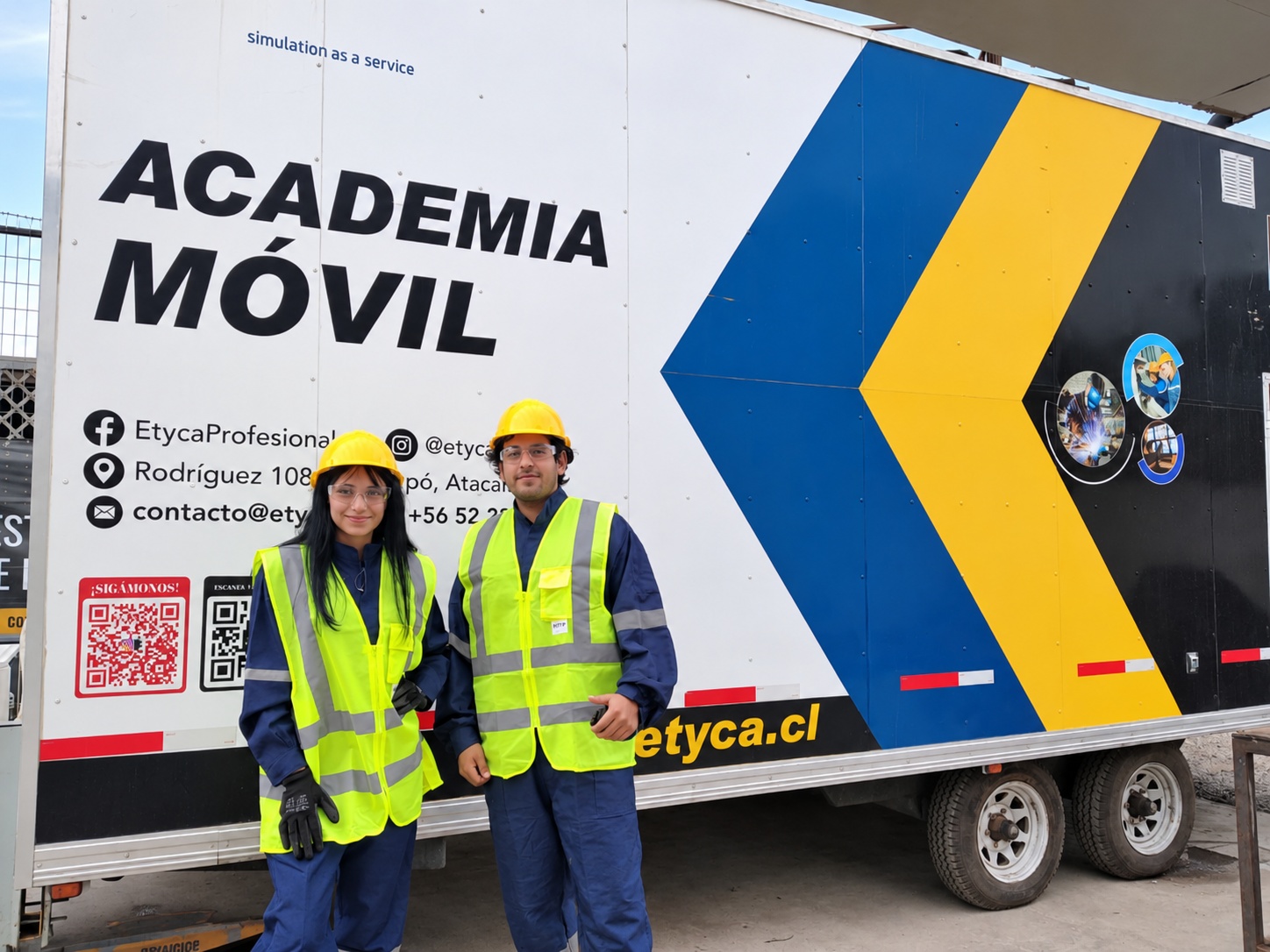 La academia móvil acerca tecnología de simulación al programa impulsado por Pucobre para vecinos de Tierra Amarilla.